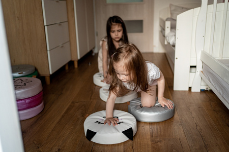 Poduszki białe ekoskóra KOTEK z uszkami 1 szt. 6 cm AKSON