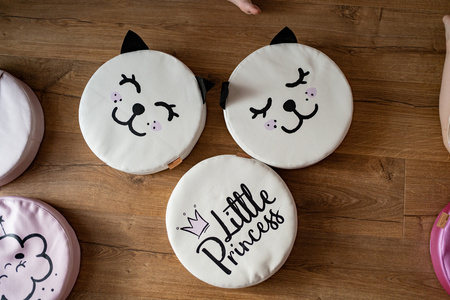 Poduszki białe ekoskóra KOTEK z uszkami 1 szt. 6 cm AKSON